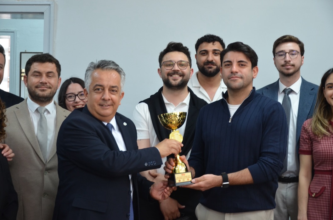 BAROMUZ BASKETBOL TAKIMI ÜYELERİ, BARO BAŞKANIMIZ AV. UTKU DEVRİM BARIŞ ARSLAN’I