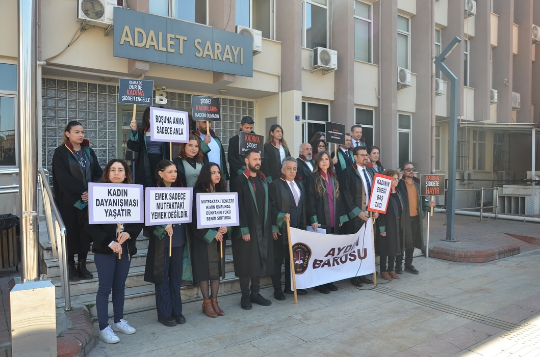 07.03.2025 tarihinde Aydın Adliyesi B Kapısı önünde Aydın Barosu Kadın Hakları