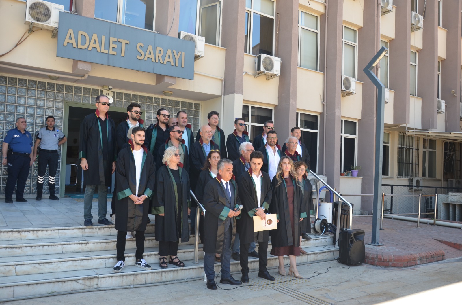 Baromuz Çevre Ve Kent Hukuku Komisyonu tarafından Aydın Adliyesi B kapısı önünde