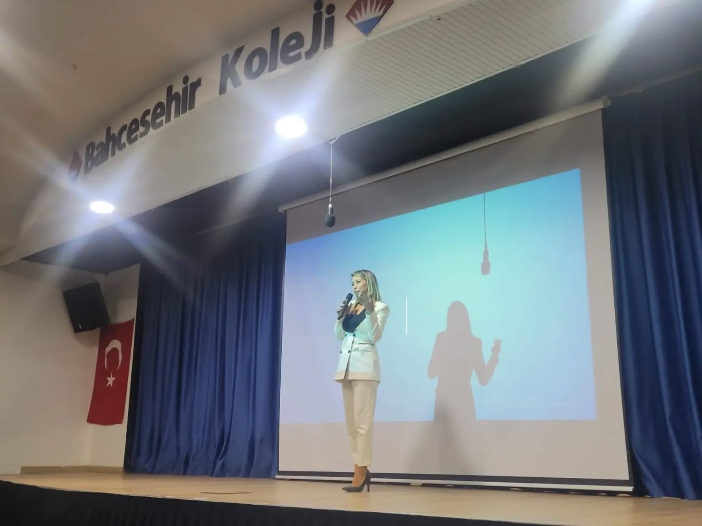 Kuşadası Özel Bahçeşehir Koleji’nin ev sahipliğinde “20 KASIM DÜNYA ÇOCUK HAKLARI