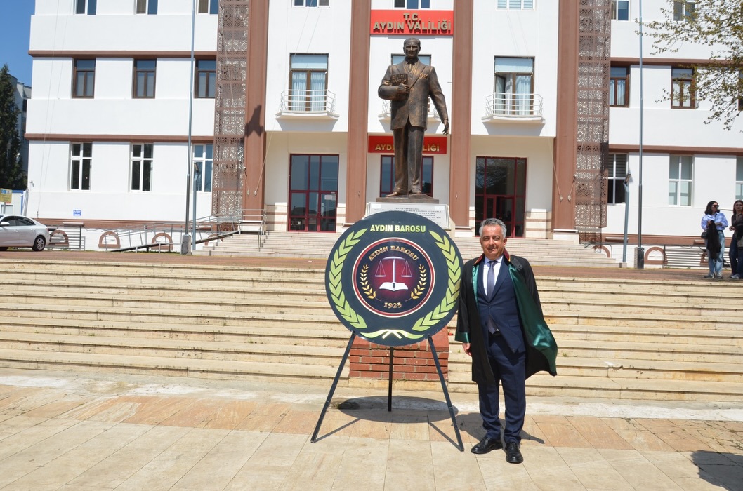 5 Nisan Avukatlar Günü nedeniyle Atatürk Anıtına çelenk konulmuş, saygı duruşunda
