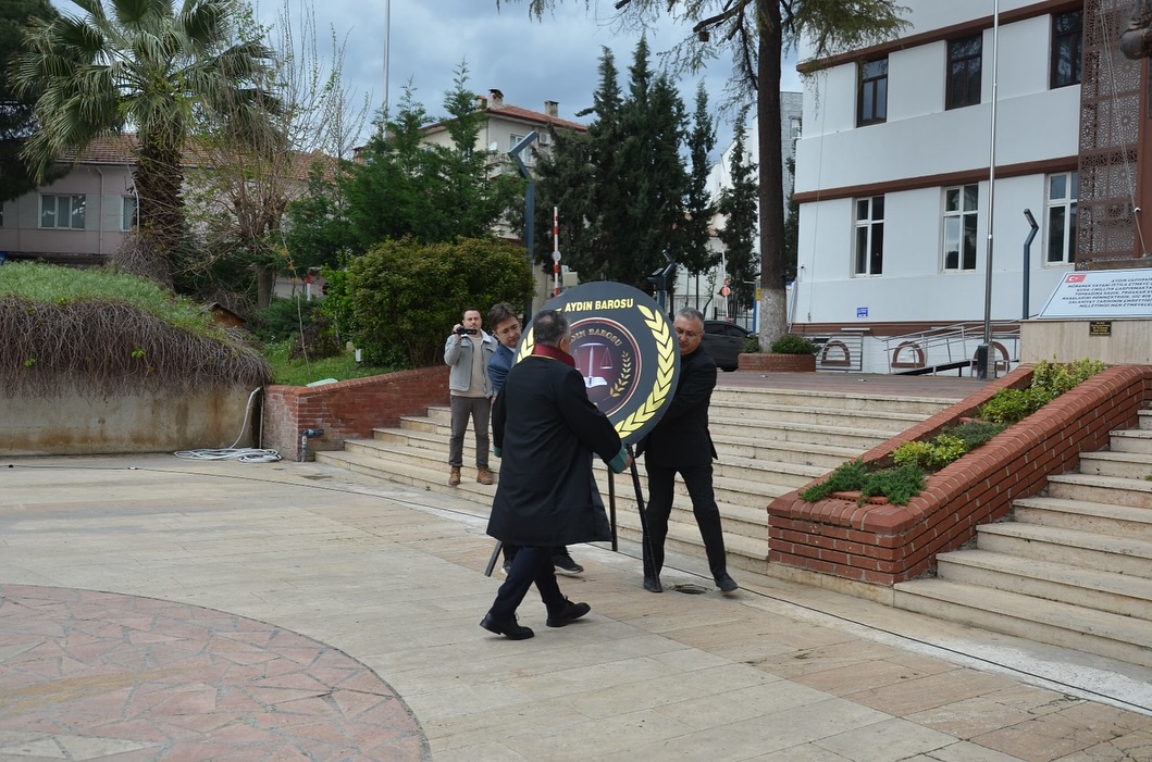 5 Nisan Avukatlar Günü nedeniyle Atatürk Anıtına çelenk konulmuş, saygı duruşunda