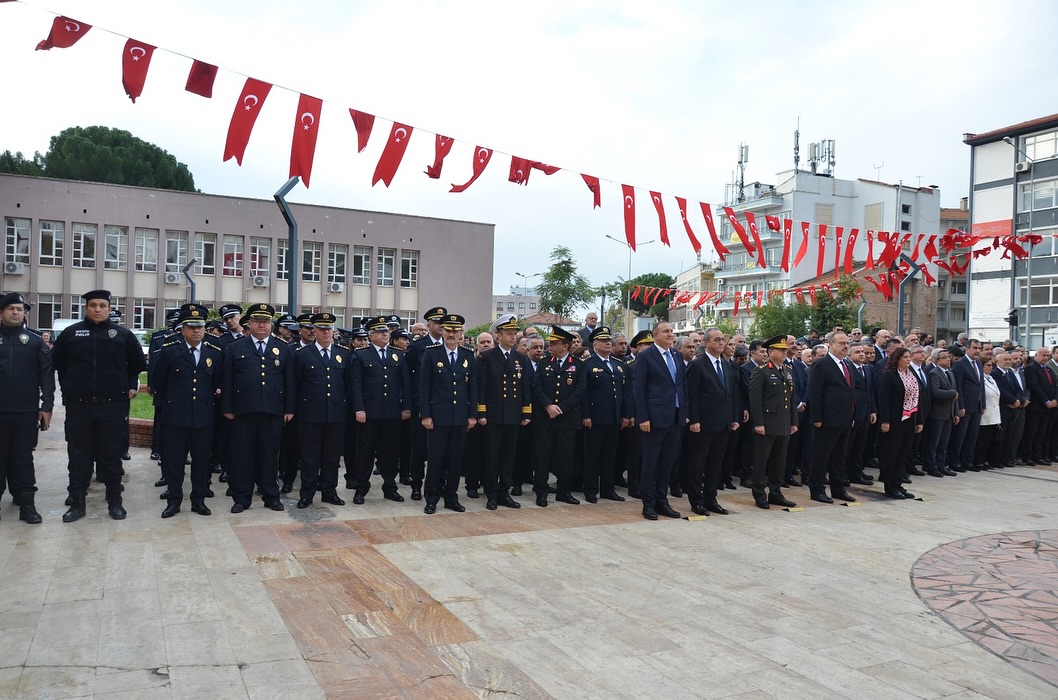 10 Kasım Atatürk’ü Anma Etkinlikleri kapsamında Aydın Valiliği önünde düzenlenen